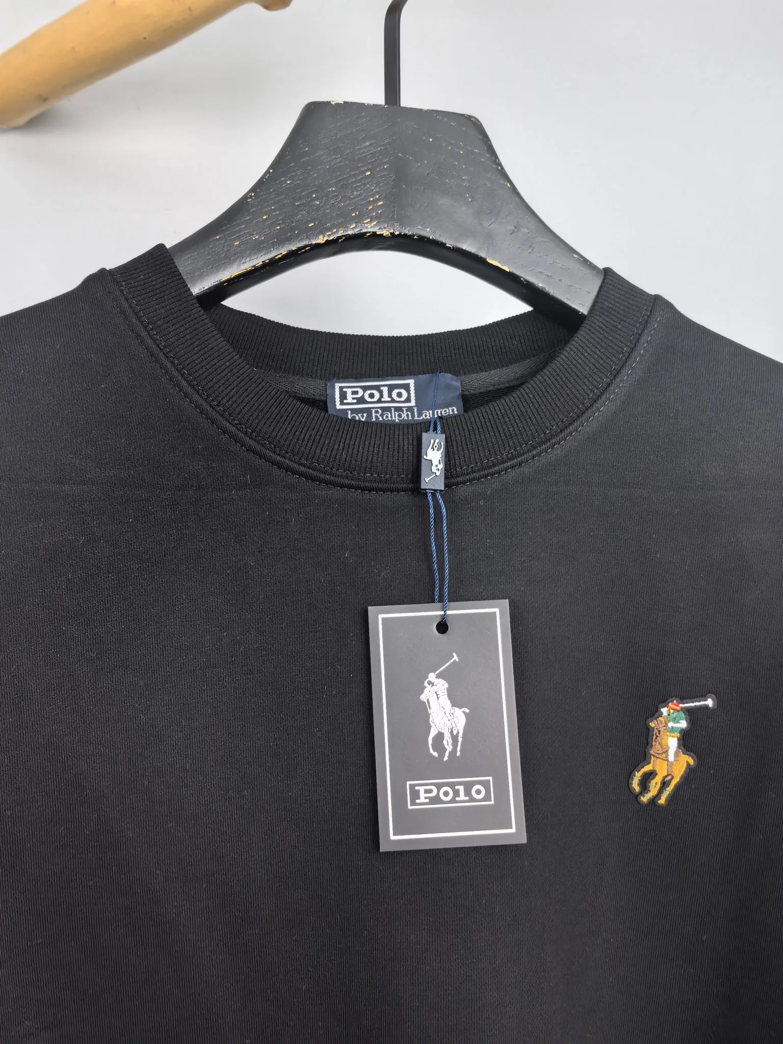 P340 POLO Ralph Lauren 2025 Autumn and Winter New Design Sweatshirt Official website synchronized! This T-shirt combines minimalist design with exquisite details. The oversize trim is reminiscent of Tyrolean dress details, summoning modern new ideas, creating a different conceptual pattern, and injecting rich connotation into the traditional cotton T-shirt. The LOGO on the front graphic webbing is unique and makes the brand more distinguished. It highlights the style of a big brand, sets off the minimalist design style, and reveals the elegance at a glance! As a brand that pursues design and tailoring techniques, the materials used will never disappoint! The body of this shirt is made of Solona cotton blended 400g fabric, which is noble and exquisite. The cotton surface is full, soft and skin-friendly. In short, such a classic style is a must-have for autumn and winter! M-4XL